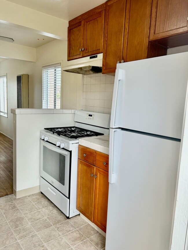 Building Photo - Bright & Airy 2 Bed / 1 Bath Apartment in Point Loma!