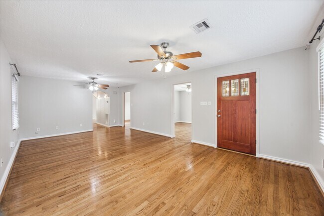 Building Photo - 836 Aurora St