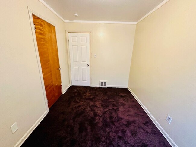 Building Photo - 3 Bedroom 1 Bath For Lease Section 8 Ready