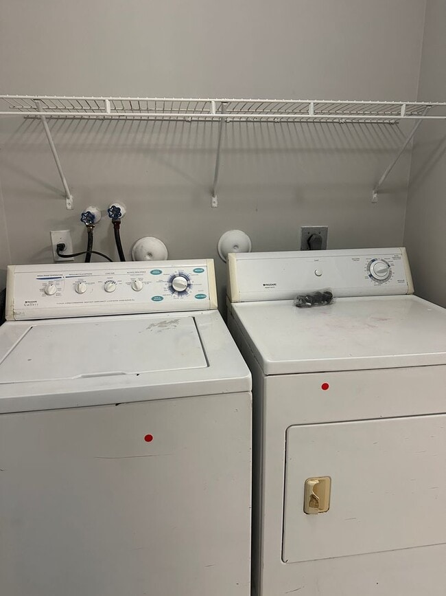 Building Photo - Single Family house in Silver Lakes - Pemb...