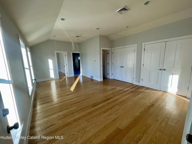 Building Photo - 536 Columbia St