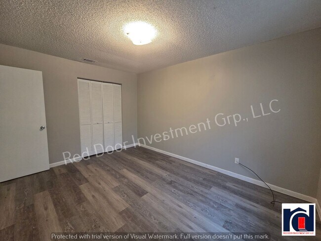 Building Photo - 3831 NE 41st St