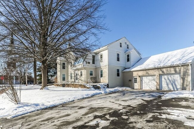 Building Photo - 1003 W Main St