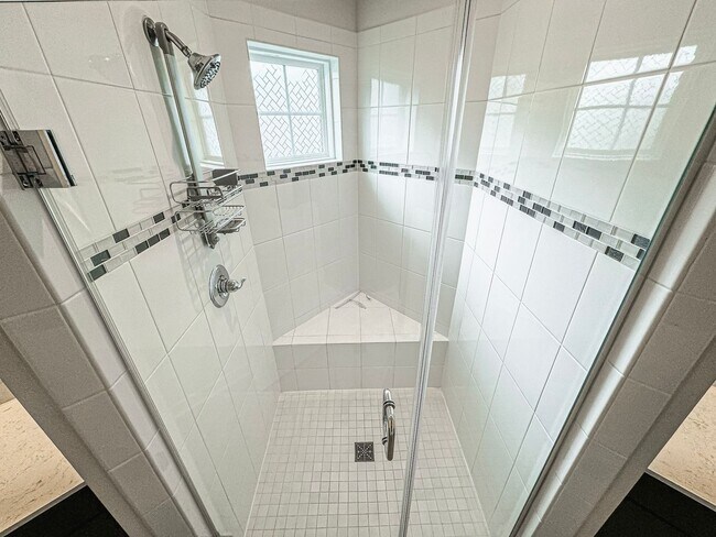 Building Photo - Stunning 3 Bed 3.5 Bath Townhome With Atta...