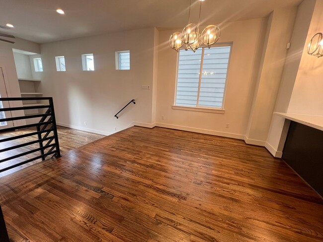 Building Photo - Three Story Townhome in the Heights Now Av...