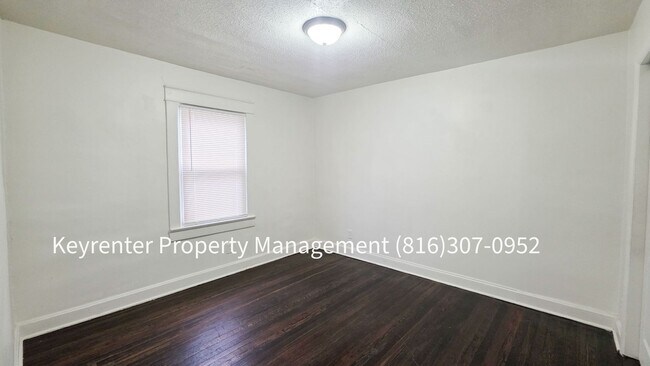 Building Photo - 1512 W College St