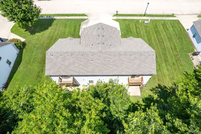 Building Photo - 304-306 Dads Way