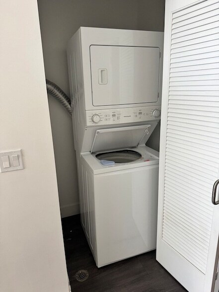 Building Photo - 4000 W Diversey Ave