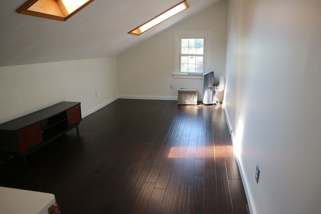 Building Photo - Large 3-bedroom house for rent in Wilmingt...