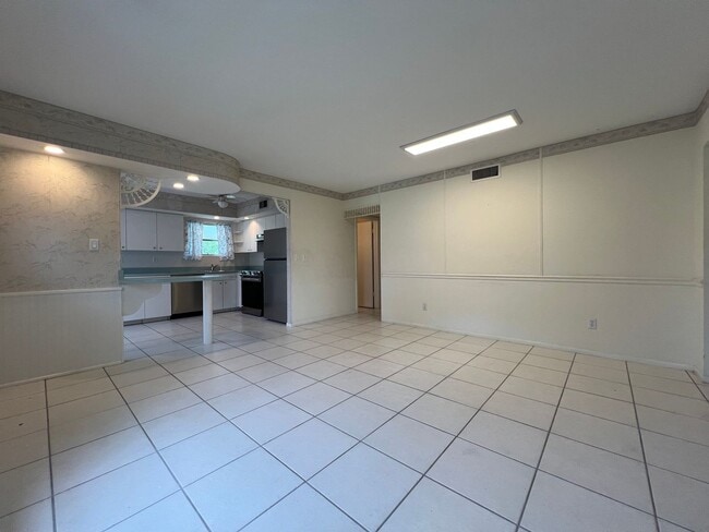 Building Photo - ** Annual ** 2 Bed / 2 Bath ** Single Family Home ** Conveniently Located ** $1,395