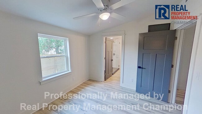 Building Photo - Freshly Renovated Minutes to downtown Wilmington dining, with off-street parking