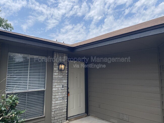 Building Photo - 5715 Lochmoor