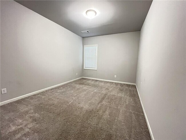 Building Photo - 4675 Silver Oak Dr SW