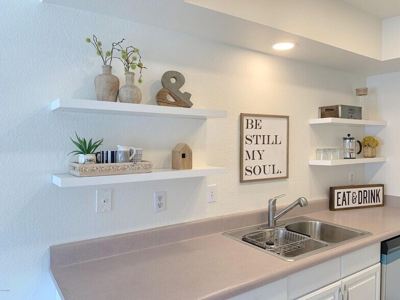 Building Photo - 286 W Palomino Dr
