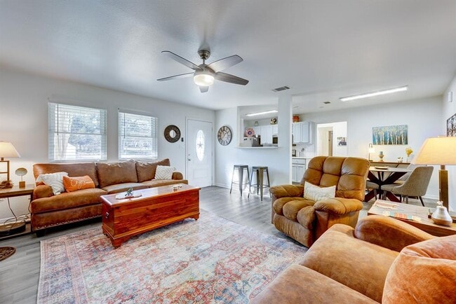 Building Photo - 358 Shady Bluff Dr