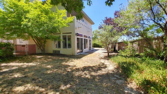 Building Photo - Beautiful 4 Bedroom 2.5 Bathroom House Located In The NE!