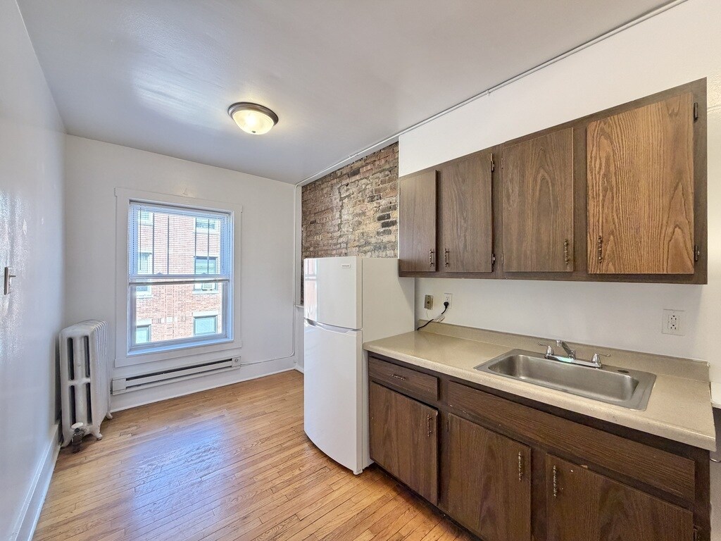 Building Photo - 934 W Cornelia Ave