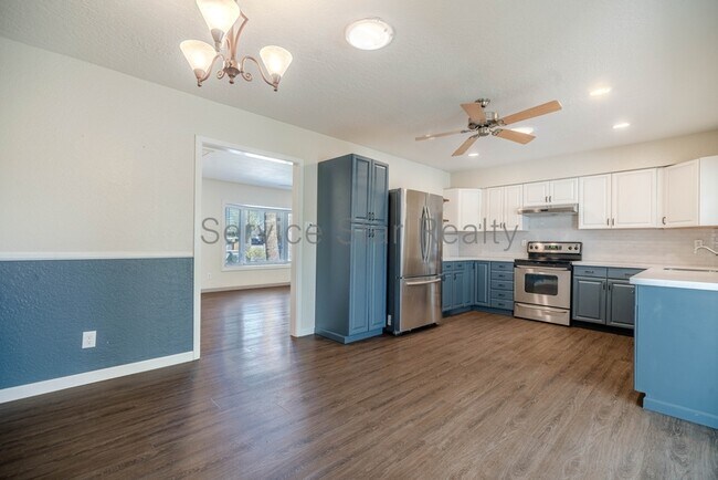 Building Photo - 2609 E Aster Dr