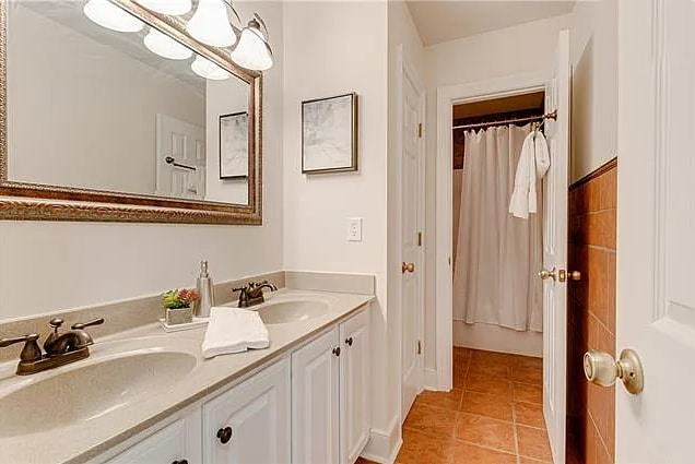 Hall Full Bath - 2610A W Main St