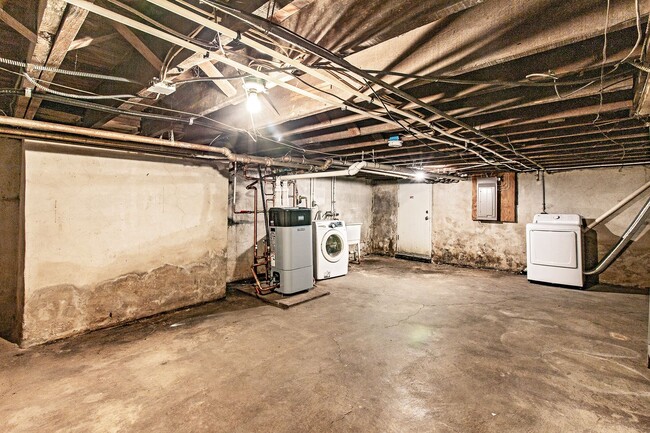 Building Photo - 3 bedroom, 1 bath charming townhome in Wilmington