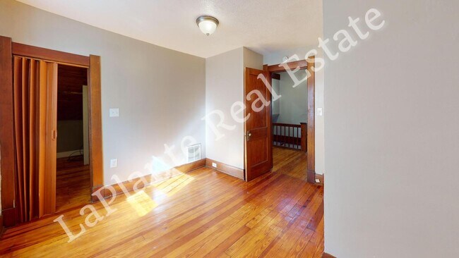 Building Photo - Welcome to this charming 3-bedroom, 1-bath...