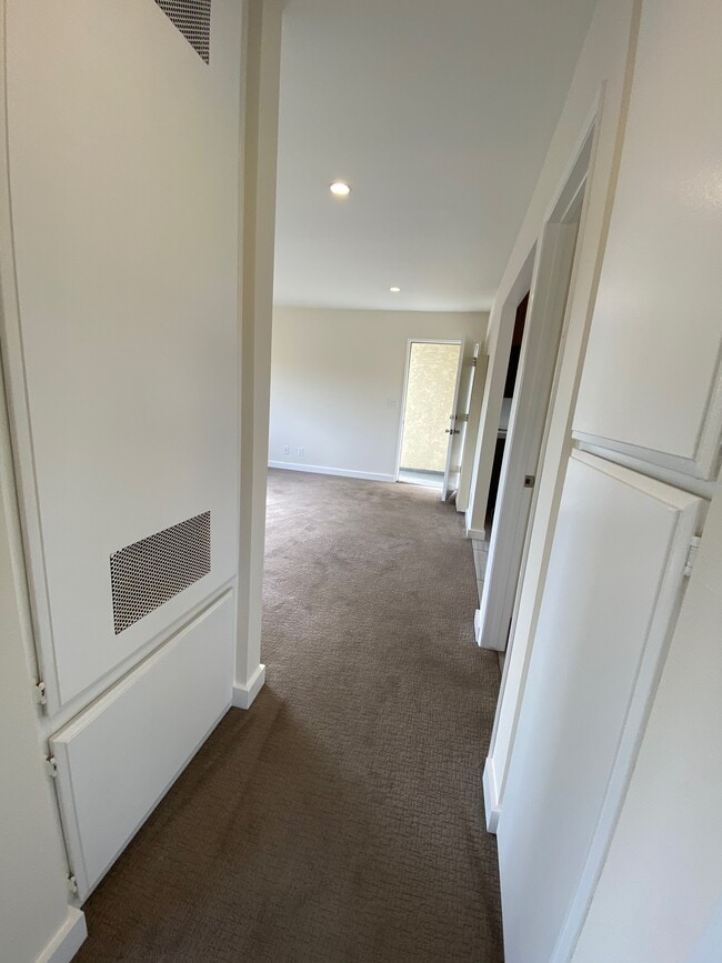 Hallway facing Front Door - 3019 Chaucer St