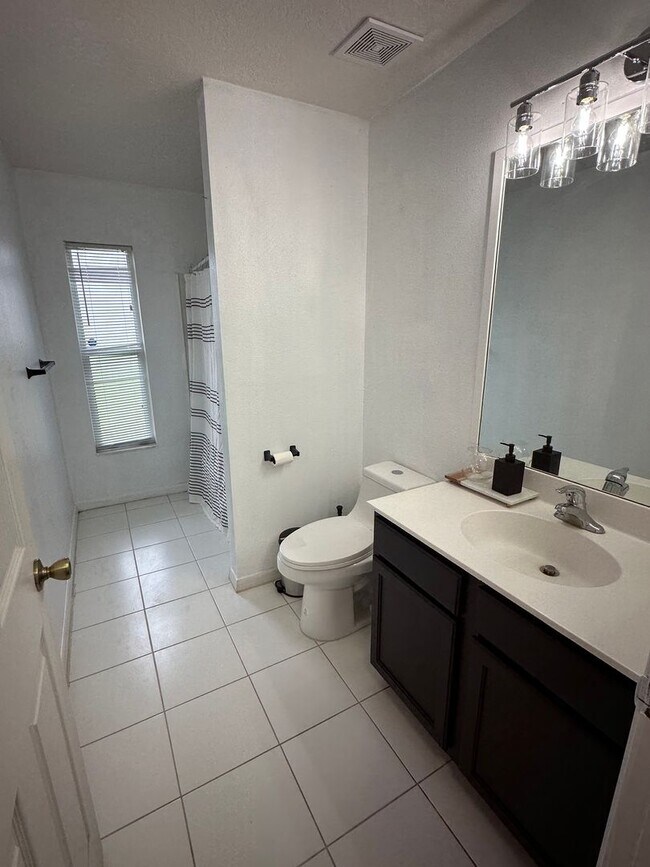 Building Photo - Modern 3-Bedroom Single-Family Home for Re...