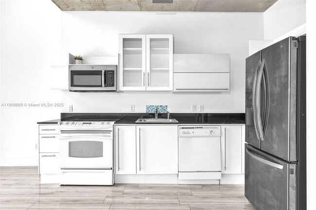 Building Photo - 690 SW 1st Ct