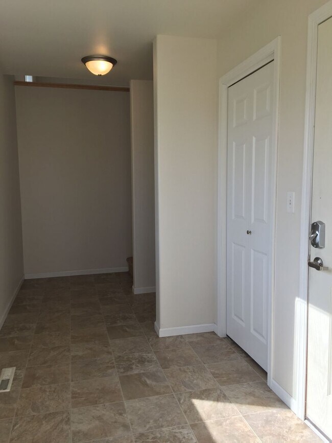 Building Photo - 3 Bed 3 Bath Twin Home