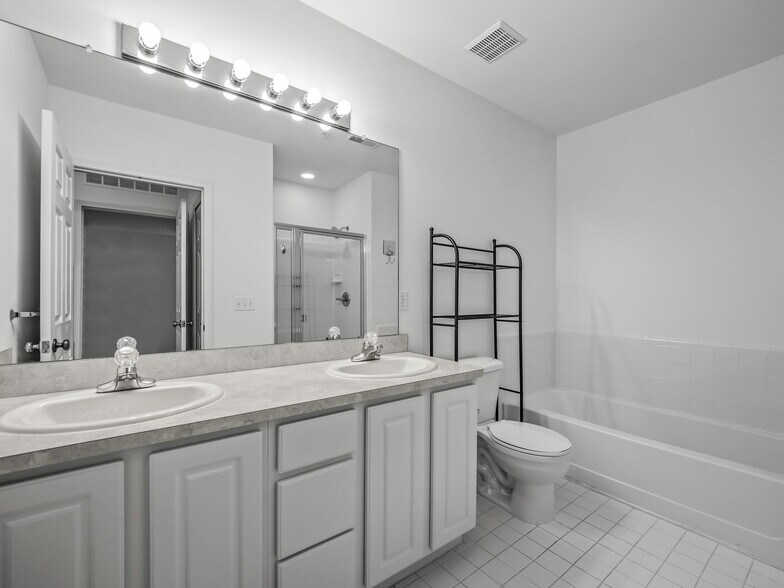 Building Photo - 3094 Camden Dr