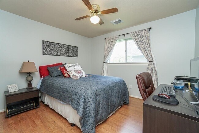 Building Photo - 210 Rolling Plains Dr