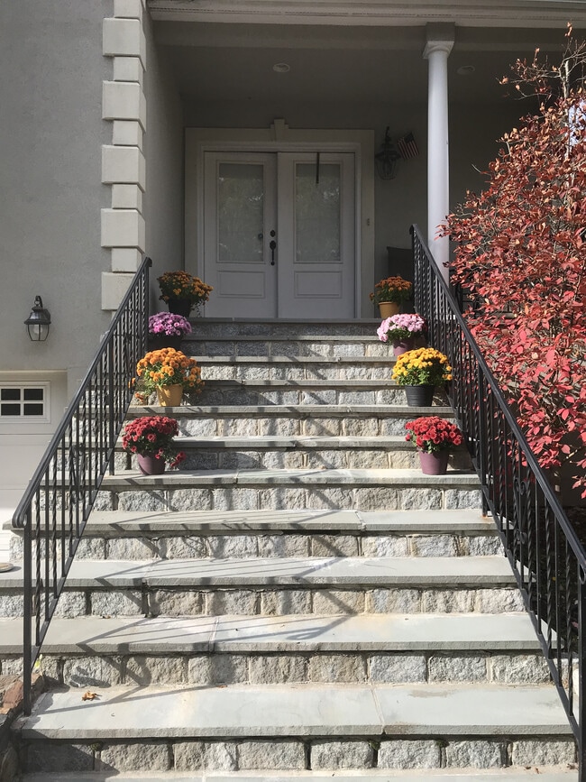 Building Photo - 696 Ridgeway