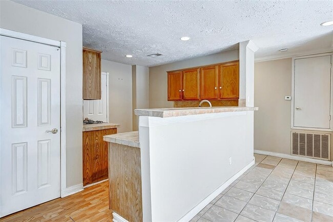 Building Photo - 2010 Hickory Glen Dr