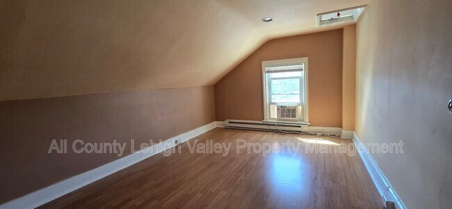 Building Photo - 118 E North St