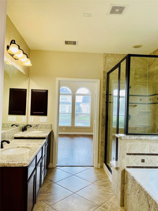 Building Photo - 14303 Tasmania Ct