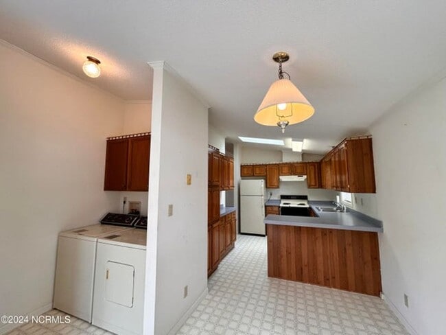 Building Photo - 1075 Captains Ct