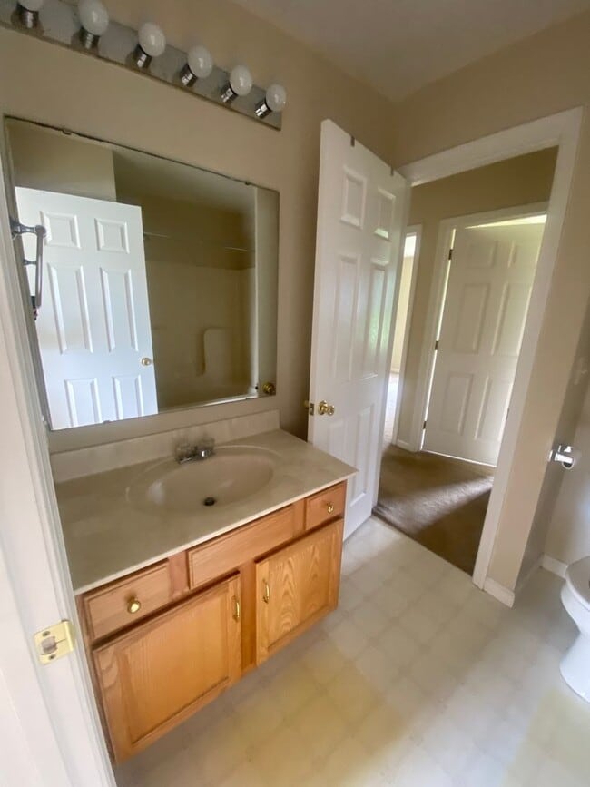 Building Photo - Three Bedroom Townhouse