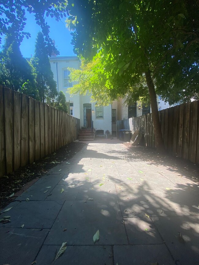 Building Photo - Renovated Georgetown Rowhouse Just Steps A...