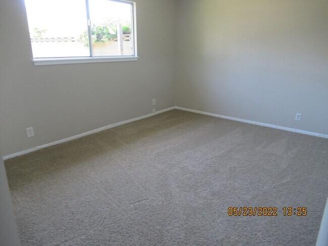 Building Photo - 908 E Cypress Ave