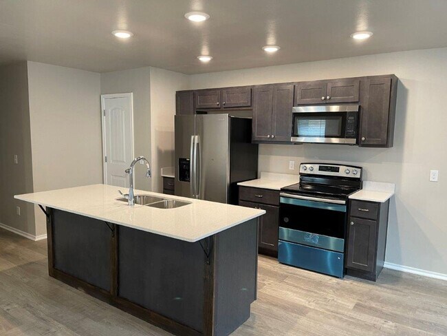 Building Photo - 3 bed 2 bath town home in Putnam City Scho...