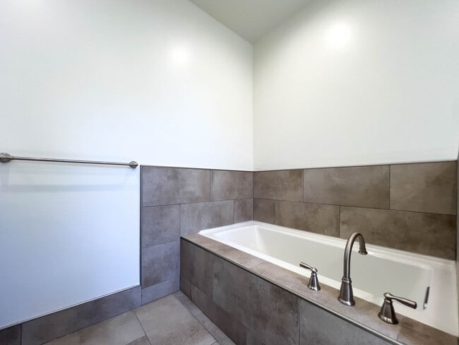 Building Photo - Spacious 3BR Home near Lake Balboa!