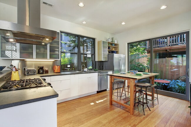 Building Photo - 216 26th Ave E