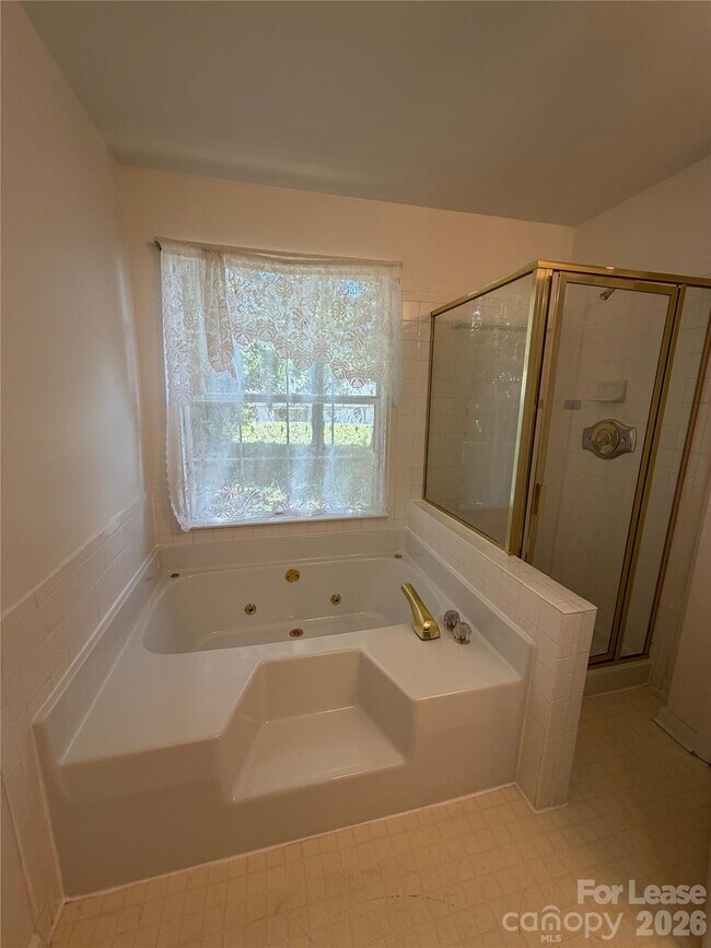 Building Photo - 900 Gretna Green Dr