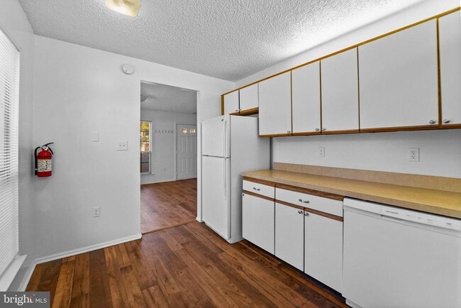 Building Photo - 194 Darwin Ln