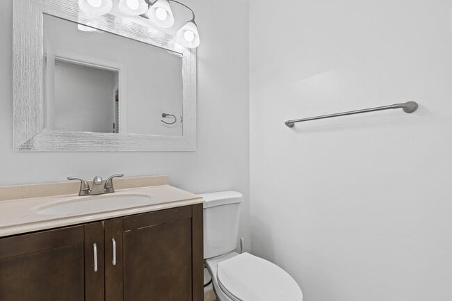 Building Photo - 814 Hill Dr