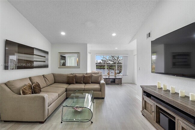 Building Photo - 12430 Vista Isles Dr