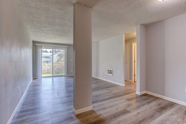 Building Photo - 2 bedroom 1 bath close to local shops!! Available soon!