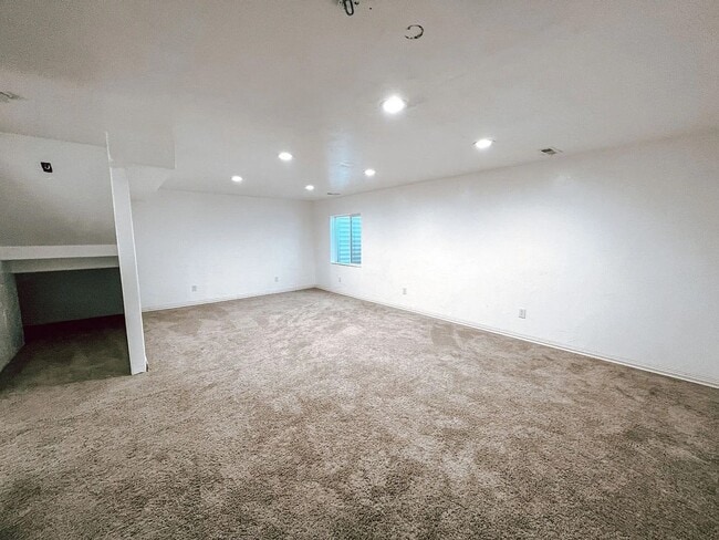 Building Photo - 7535 N Cottage Ln