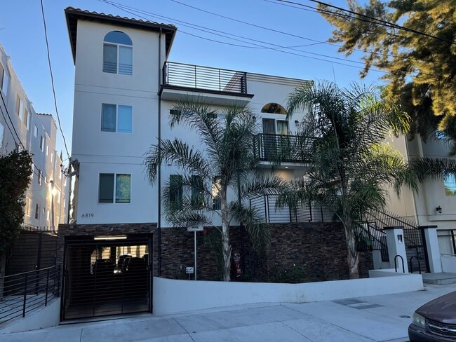 Building Photo - 6819 Baird Ave