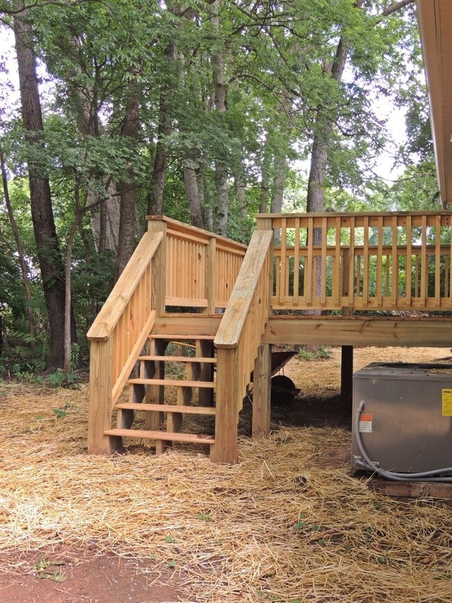 Building Photo - NOW AVAILABLE-  Charming Home in Maryville...